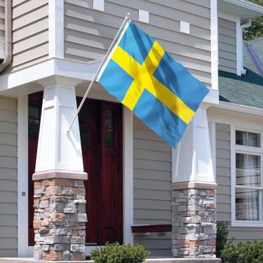 Imagem de Bandeira da Suécia de 9,5 cm x 1,5 m - Cor vívida e à prova de desbotamento - Cabeçalho de lona e costura dupla - Bandeiras de poliéster com ilhós de latão 9,5 x 1,5 m