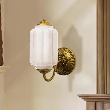 Imagem de Aplique de parede vintage Mike Green em vidro, com cúpula de vidro e acabamento em latão antigo, ideal para ambientes internos, como cozinhas, salas de estar e galerias. Luminária de parede