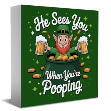 Imagem de St. Patricks Day Decor Interessante He Sees You When You Re Pooping Country Tyle Box Sign, decoração de banheiro para amigos, colegas e presentes de família 12 x 12 cm ornamento-1