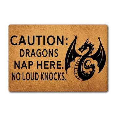 Imagem de Tapete de boas-vindas engraçado para decoração de varanda frontal com traseira de borracha 60 cm (C) x 40 cm (L) Caution Dragons Nap Here. Tapete decorativo de borracha antiderrapante para decoração