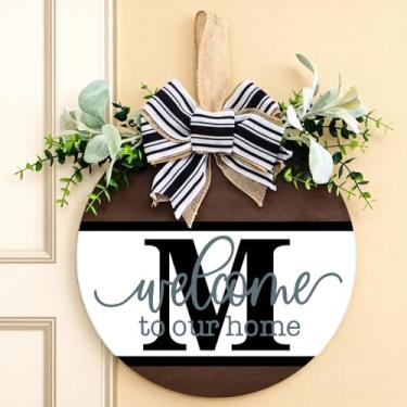 Imagem de Guirlanda personalizada para porta da frente com inicial familiar (A-Z) - placa de boas-vindas de madeira de 30 cm, guirlanda de eucalipto e cabide rústico de serapilheira | Decoração de varanda de