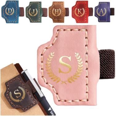 Imagem de Marcador de livro personalizado com suporte de caneta, marcador magnético de couro, 26 letras, presentes para amantes de livros, leitores, marcadores de livro de couro para homens e mulheres (rosa, P)