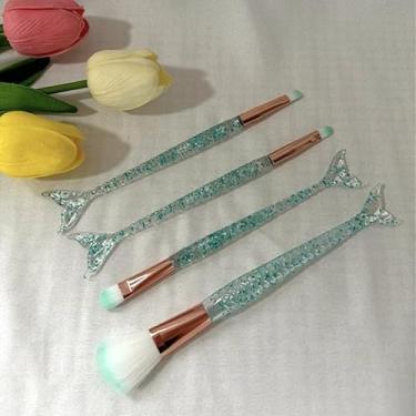 Imagem de Conjunto de pincéis de maquiagem de sereia de 4 peças – cerdas macias, alças de cristal brilhante, ferramentas de beleza multiuso portáteis para base, blush, sombra – perfeito para casa, viagens e em
