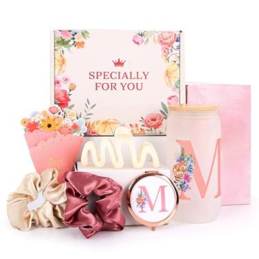 Imagem de Caixa de presente personalizada com inicial M para meninas adolescentes, mulheres - conjunto de presentes rosa com copo, espelho e acessórios de cabelo, aniversário fofo, dama de honra, dia dos