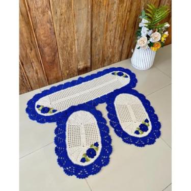 Imagem de Kit Tapete e Passadeira Cozinha Oval 3 Peças Bico Leque Flor Crochê Artesanal (Azul)