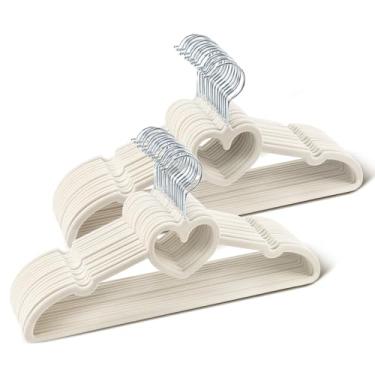 Imagem de Sishynio Pacote com 30 cabides de veludo em forma de coração, cabides de casaco flocados que economizam espaço, cabides de feltro finos antiderrapantes para calças, camisas, vestidos, ternos (bege)