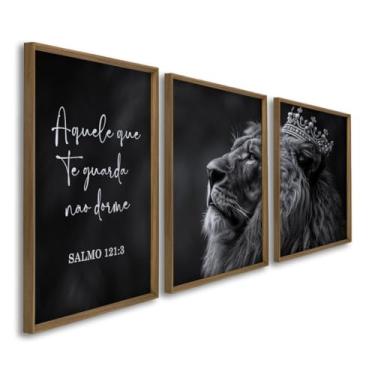 Imagem de Quadro Decorativo Triplo Leão com Coroa e Versículo Bíblico Salmo 121:3 Preto e Branco Arte para Parede (Madeira, 50x75, C/Vidro)