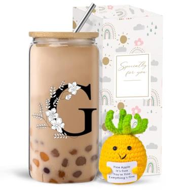 Imagem de Copo de vidro com inicial monograma com tampas e canudos, conjunto de presente personalizado com boneca, xícara de café gelado de 473 ml para mulheres, presente de aniversário, Natal, Dia das Mães