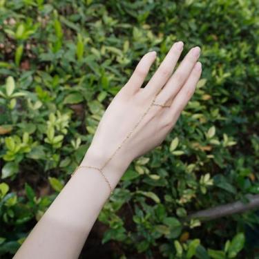 Imagem de Pulseira de mão de ouro para mulheres, anel moderno e corrente de mão