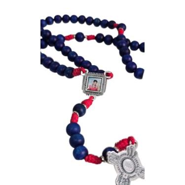 Imagem de Terço Carlo Acutis em Madeira, Contas Azuis 10mm, Cordão Vermelho, Acabamento em Prata Velha, 49cm, com Crucifixo Ostensório e Entremeio Resinado