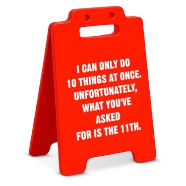 Imagem de Placa engraçada de mesa de escritório I Can Do 10 Things at Once Placa de mesa decoração de cubículos de escritório em casa, presente sarcástico para colegas de trabalho Bestie