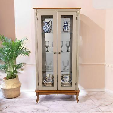 Imagem de Cristaleira 2 Portas Com Puxador Bolinha E Pés Luiz Xv - Amêndoa Laca Com Tampo E Base Imbuia Glazer - Puxador Bola