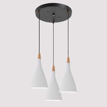 Imagem de Luminária pendente moderna para interiores, conjunto triplo de luminárias pendentes com cúpula metálica, ideal para sala de jantar, cozinha ou ilha. Possui altura ajustável.