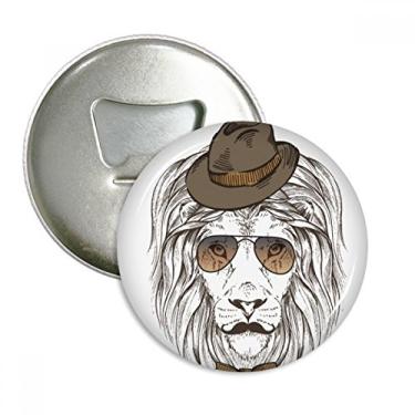 Imagem de Estilo britânico Leão suave com chapéu de vidro, gravata borboleta, abridor de garrafa, emblema multifuncional