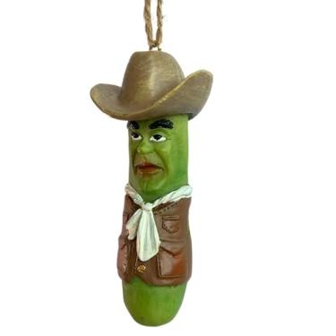 Imagem de Enfeite de árvore de Natal Bella Haus Christmas Shoppe Cowboy Pickle | 9,5 cm resina engraçada decoração de férias ocidentais | Presente hilário ideal para troca de presentes secretos de Papai Noel ou