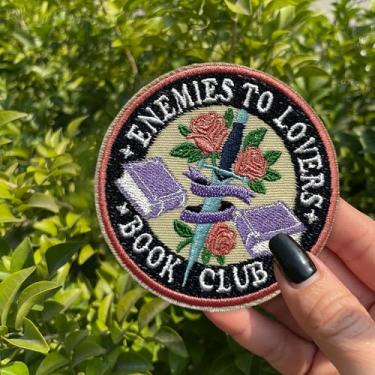 Imagem de Enemies to Lovers Book Club Patch 7,6 cm Engraçado Flor Leitura Livro Amor Booktok Humor Passar/Costurar Tecido Bordado Aplique Remendos para Caminhoneiro Chapéus Roupas Mochila, Acessórios DIY