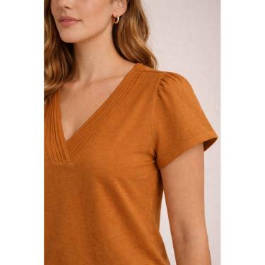 Imagem de Blusa Feminina com Decote V e Detalhe em Nervura