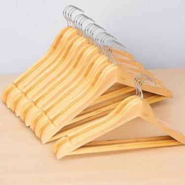 Imagem de Kit de 30 Cabides de Madeira Envernizado com Gancho Giratório, Reforçado, Antideslizante, Anatômico, para Roupas Pesadas e Delicadas