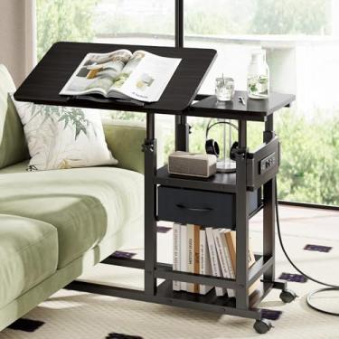 Imagem de DAPOTUGI Mesa de cabeceira ajustável em altura com roda e estação de carregamento, mesa de canto inclinável em forma de C para sofá, mesa de cabeceira de 2 camadas com prateleira de armazenamento para