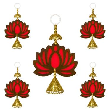 Imagem de Decoração decorativa de lótus feita à mão com sino dourado – decoração de parede e porta de madeira multicolorida para casa, templo e decoração festiva (15 x 10 cm, conjunto de 5) (vermelho)