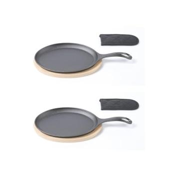 Imagem de HAWOK Conjunto de panelas Sizzler de ferro fundido com bandeja de bambu e suporte de alça, frigideira de ferro fundido pré-temperada com base de bambu e capa de alça conjunto de 2