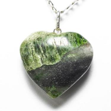 Imagem de Colar Coração Pedra Epidoto Natural Pino Prata 950 - CristaisdeCurvelo