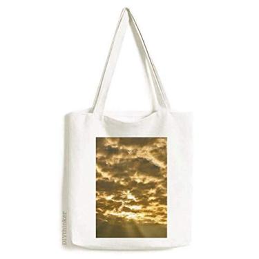 Imagem de Céu escuro sol nuvens amarelas sacola sacola sacola sacola de compras bolsa casual bolsa de mão