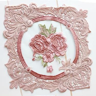 Imagem de Pacote com 2 jogos americanos retrô de renda bordados florais tapetes de mesa estilo francês, toalhas de crochê de renda para mesas, decoração de cômoda, vaso de casamento, tapete de copos, rosa, 33 x