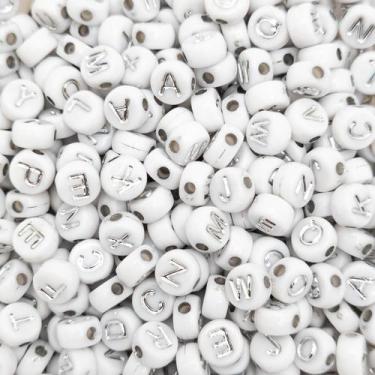 Imagem de Miçanga Passante Redondo Alfabeto Plástico Branco Letra Prateada 7mm 5