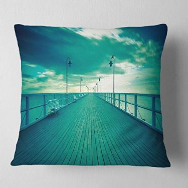Imagem de Designart Paisagem marítima azul com ponte de madeira para sala de estar, sofá, enchimento de almofada de alta qualidade + capa de almofada impressa em ambos os lados 40,64 cm x 40,64 cm