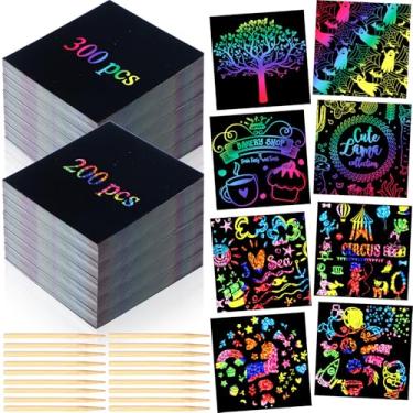 Imagem de Lenwen Pacote com 500 raspadinhas de arco-íris com 20 canetas de bambu para crianças, kits de artesanato de papel faça você mesmo, suprimentos de lembrancinhas de festa de aniversário (Rainbow Mix