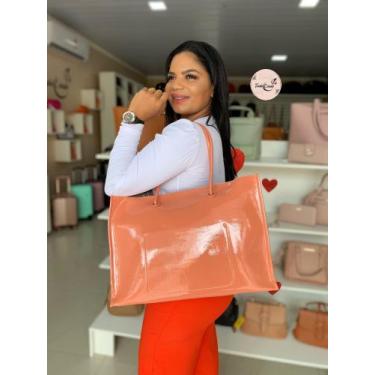 Imagem de Bolsa grande feminina em verniz bolso único com zíper alça de ombro - 