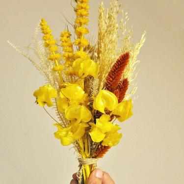 Imagem de Buquê de flores desidratadas bouganville amarelo