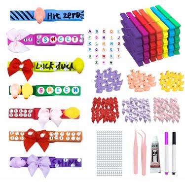 Imagem de 63 alfinetes de torcida, clipes espirituais, 63 pinos de roupas de madeira coloridos, 230 mini resina, animais, laços e adesivos, caneta, 437 contas para mochilas, fita, sala de aula, presentes de