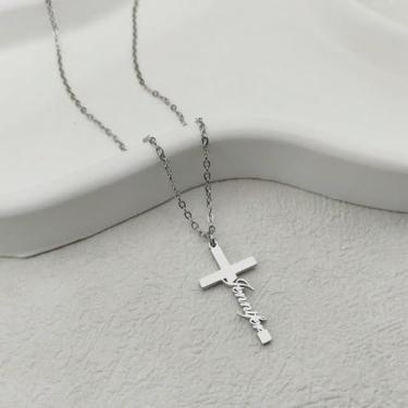 Imagem de 1 colar feminino clássico em forma de cruz, elegante de aço inoxidável, com pingente de prata, perfeito para uso diário, festas ou aniversários.