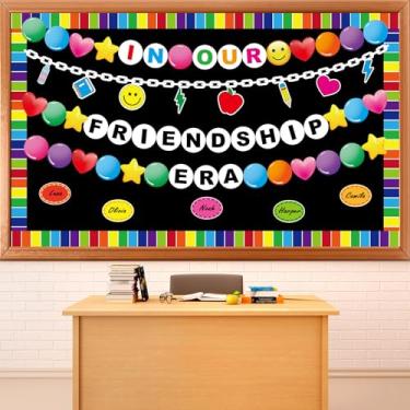 Imagem de party greeting Quadro de avisos de pulseira da amizade em nossa amizade ERA tema decoração de sala de aula pulseira colorida de volta às aulas recortes de papel DIY para lousa escolar suprimentos de
