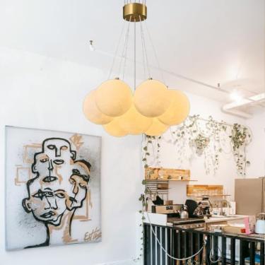 Imagem de Lustre moderno para sala de jantar, com altura ajustável, cúpula decorativa em vidro branco em formato de lua, 7 lâmpadas, luminária pendente em ferro forjado para quarto, escritório, cozinh