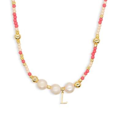 Imagem de Agriajun Gargantilha com inicial de pérolas douradas rosa bege para mulheres e adolescentes, boêmio feito à mão com contas de sementes personalizadas com nome de letra, pequeno colar, praia, surfista,