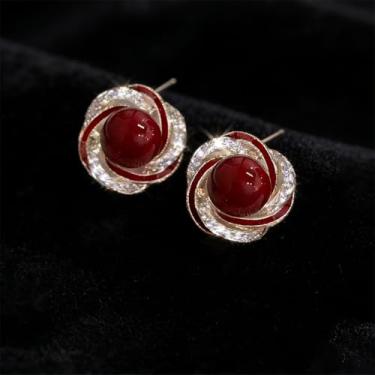 Imagem de Brincos femininos em formato de flor vermelha e dourada com design de diamante falso e pérola vermelha, mostrando seu charme feminino único, adequado para o dia a dia e qualquer ocasião.