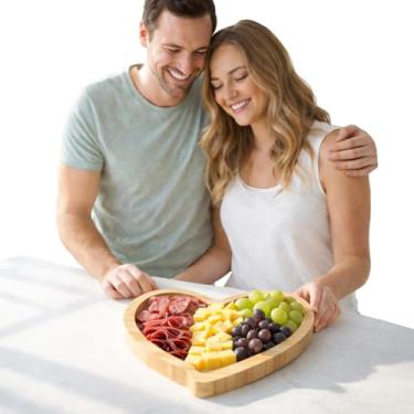 Imagem de Petisqueira Coração de Bambu, 23x21cm, Formato Coração, Tábua para Servir Petiscos, Decoração