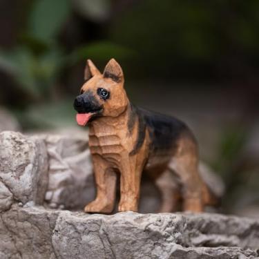 Imagem de INF-STAR Estatuetas de cão pastor alemão esculpidas em madeira feitas à mão, pequena estátua de pastor alemão colecionáveis para presente de decoração de casa, embalagem externa de papelão branco