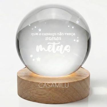 Imagem de Luminária Led Esfera 8 cm em Cristal Inspiração com Frases Motivacionais CASAMILU Metas | Base de Madeira com 6 LEDs Efeito 3D Enfeite Decorativo para Mesa Quarto Escritório Presente Criativo