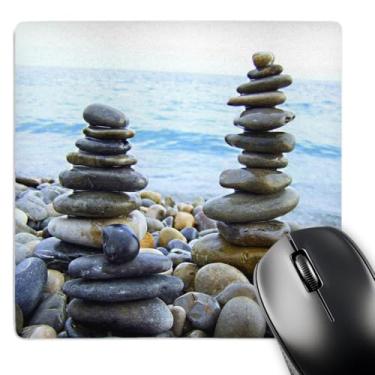 Imagem de Três torres de pedra zen na praia de seixos - harmonia - tranquilidade - mouse pad, 20 x 20 cm (mp_157791_1)