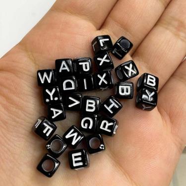Imagem de 300 Miçangas Entremeio Quadrado Preto Letra Branca Pulseira