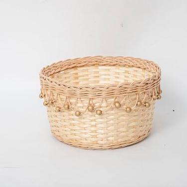 Imagem de HODAKJUE Cesta de armazenamento de vime tecida à mão com contas de madeira, organizador redondo decorativo para casa e berçário, decoração boho chique