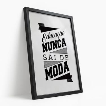 Imagem de Quadro Decorativo Educação Nunca Sai de Moda Com Moldura Frase Inspiradora Estudo Motivação Preto e Branco Escola Escritório Inteligente Leitura