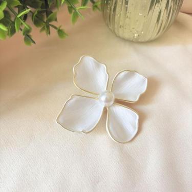 Imagem de Broche Flor Grande Branca com Pérola - Pistache Acessórios