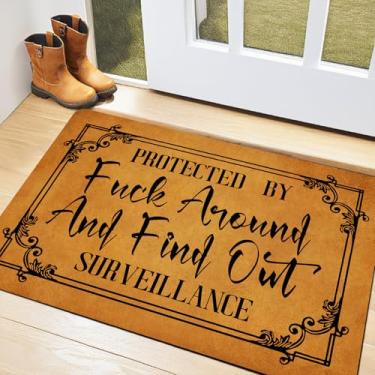 Imagem de GLHFLMAO Protected by Around and Find Out Tapete de porta de vigilância Tapete de corredor de porta capachos internos decoração interna engraçado capacho antiderrapante 76 cm x 45 cm