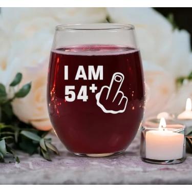 Imagem de I Am 54 Plus dedo médio - taça de vinho sem haste de aniversário de 55 anos para mulheres e homens - presente de aniversário de 55 anos - presentes criativos para melhor amigo que faz 55 anos