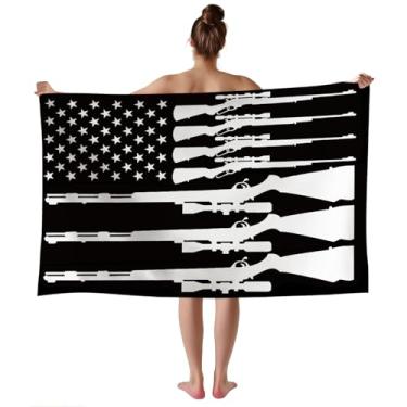 Imagem de WZOMT Cobertor engraçado de toalha de praia com design de arma de bandeira americana para adultos e crianças, toalhas de banho com bandeira preta e branca patriótica de microfibra absorvente à prova